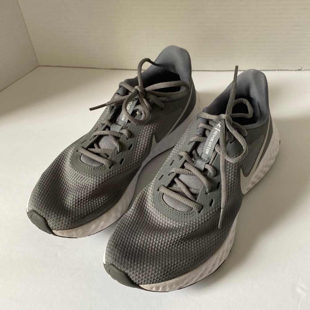 Nike Women Size 8 Gray Revolution Running Shoes